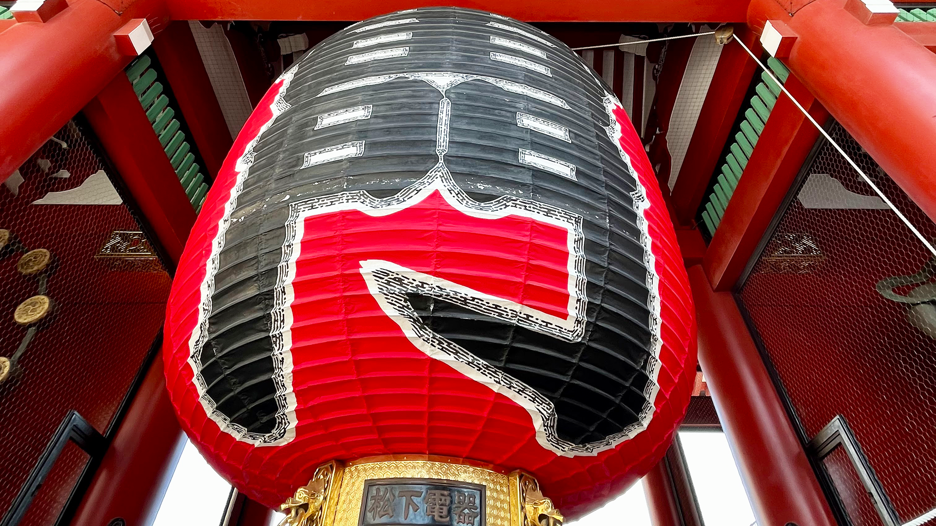 The giant lantern of Kaminarimon gate